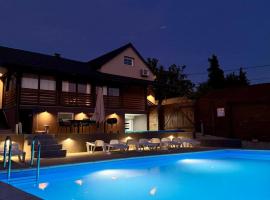 Natura Lux Holiday House with Pool and Jacuzzi, hotel a Veliko Trojstvo