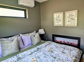Howells Nest - Cozy 2 Bed - King Bedroom and Sleeping Loft Escape!