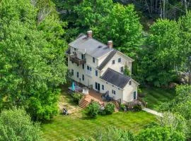 4 BDR with Private Hot tub Backyard and Deck