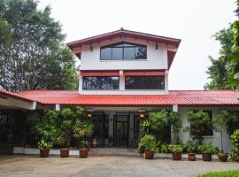Private luxury house 3 floors, hotel v destinaci Los Altos de Cerro Azul
