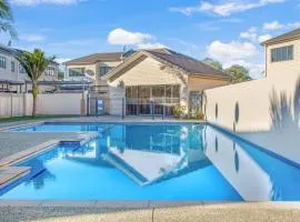 Sweet Sunshine Nest with Pool, Aircon and Parking