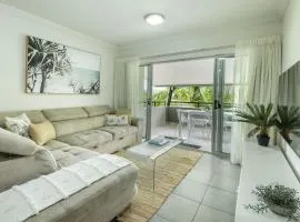 Kewarra Beach Coastal Retreat 2BR Apt with Pool and BBQ