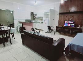 CASA - 3 quartos com ar - 2 banheiros - garagem para 2 carros, hotel em Campo Grande