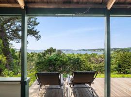 Stunning Water Views Sleeps 14，位于韦尔弗利特的酒店