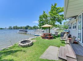 Lakefront Gem with Watercrafts and Dock in Coldwater!, hotel v destinaci Coldwater