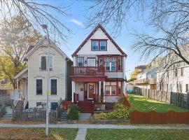 GrandVictorian Sale Sleeps23 ArcadeGameFloor BBQ, Hotel in Milwaukee