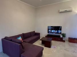 Beach House - Ramsis Village, hotel con estacionamiento en &lsquo;Izbat aţ Ţayrīyah