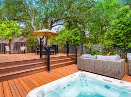 Spacious 4BD 3BA with hot tub, fire pit, and wraparound deck, hotel in Sonoma