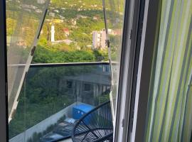 Сдается двухкомнатная квартира с балконом в Гонио с прекрасным видом на горы, hotel em Itʼkhvisi