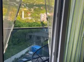 Сдается двухкомнатная квартира с балконом в Гонио с прекрасным видом на горы