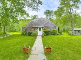 Ski, Snowshoe and Fish Dome Escape in Nature!, hotel que admite mascotas en Warren