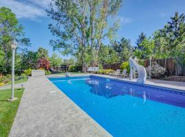 Deep Blue Spacious Escape w Hot Tub & Playground, hotel v destinaci Pikeview