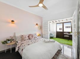 Habitaciones privadas cerca de la playa y aeropuerto en casa compartida con otros hu&eacute;spedes, villa en Playa Honda