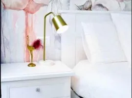 Lora rose suite ,free parking, self check in,2