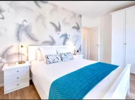 Lora feathers Suite, free parking, self check in,4