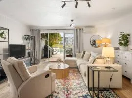 Elanora Oasis - Lakefront Serenity and Resort Living