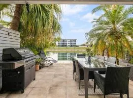 Elanora Oasis - Lakefront Serenity and Resort Living