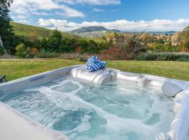 Soak & Stay Acacia Bay - spa, pet, family friendly, hotel v destinaci Taupo