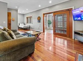 Spacious Downtown Apartment with Free Parking