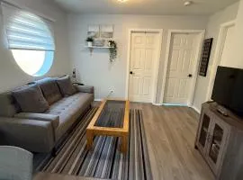 Lovely 2 bedroom condo, 2 minute walk fr downtown