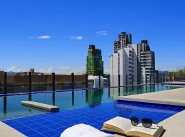 Loft moderno con piscina y turco