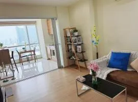 HuaikhwangMRT light luxury apartment sky pool