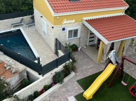 Hidden Oasis - pool, playground - 3 min from the beach, hotell i Vir