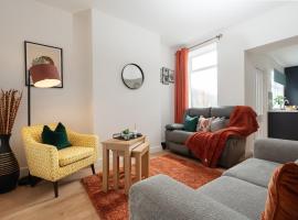 Entire 4 Bedroom house in Bootle Liverpool-Ideal for contractors, family and group-Free Parking & Free internet-Sleeps 7, hotel i Litherland