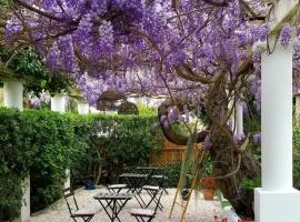 Chez Louis, hotel v destinaci Les Issambres
