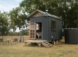Hillsview Cottage by Tiny Away