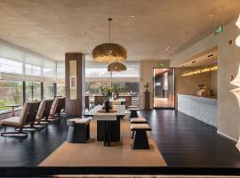 Terra Art Hotel Chengdu--Featuring an exquisite rooftop garden--Offering Western breakfast and coffee&English speaking with local tour services -- Free Luggage Delivery Service, hotel din Chengdu