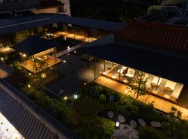 Terra Art Hotel Chengdu--Featuring an exquisite rooftop garden--Offering Western breakfast and coffee&English speaking with tour services -- Free Luggage Delivery Service, hotel in Chengdu