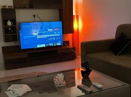 شقة هاديه مكونه من غرفه وصاله ومطبخ فندقي ودورة مياة, hotel v destinaci Abū Qa‘ar