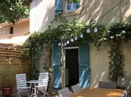 MAISON, PROCHE UZES avec JARDIN ET TERRAIN DE BOULES