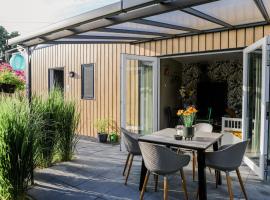 Fijn chalet vlakbij Zeeuwse kust, op familiepark VP047, хотел в heinkenszand