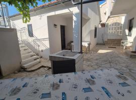 Šućur holiday home, готель у місті Преко