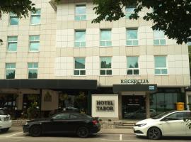 Hotel Tabor, hótel í Sežana