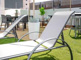 Chalet de Lujo con Azotea de Ensue&ntilde;o y Barbacoa "Laurum 9", chal&eacute; alpino em Puerto de Gand&iacute;a