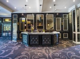 Nightcap at Skyways Hotel, hotel v Melbourne