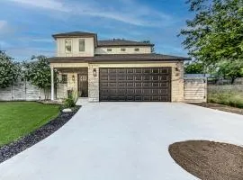 6BD Retreat for 14 with Fire Pit Patio & Lake Access