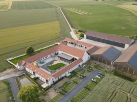 Ferme de Pétrieux - Gîte "Le Peuplier" avec piscine et wellness, khách sạn ở Tournai