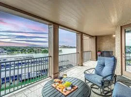 Chic 2BD with Balcony Pool Hot Tub & Marina Views