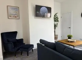 ResiLets NEW 3 Bed Apt, Sleeps 5, Town Centre, Ideal for contractors, holidaymakers, Professional Short Stay