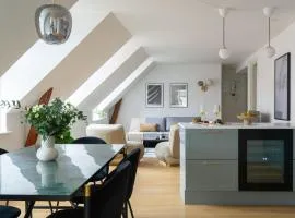 Sanders Leaves - Two-Bedroom Apartment with shared roof-top terrace