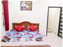 VRINDAVAN HOTEL GAYATRI DHAM PALACE Near Temple - Fully Air Conditioned Hotel - Wi-fi #Free Parking #Room Service - A Premium Hotel At Best Location