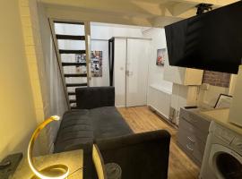Duplex Studio 3 minute drive from Luton airport, apartamento en Luton