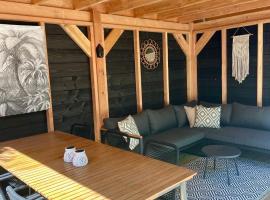 Prachtige stacaravan met heerlijke overkapping, hotel con pileta en Eext