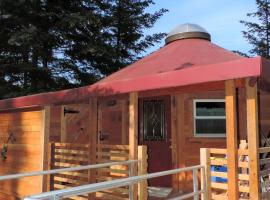 Unique Yurt Rental with a Hot Tub in White Salmon, Washington, luxusní stan v destinaci Snowden