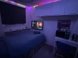 Room 3 minute drive from Luton Airport