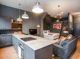 Large Studio Apartment, Free Parking, Close to Centre